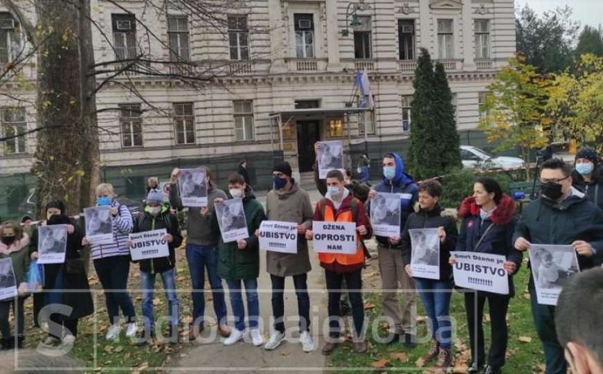 Protesti u Sarajevu zbog smrti djevojčice iz Kaknja: "Smrt Džene je ubistvo"